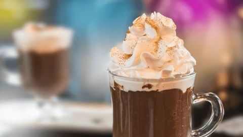 Съедобная блестящая пудра (съедобные блестки) для украшения тортов и напитков.