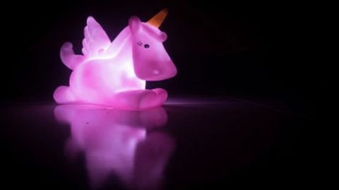 Светящиеся в темноте пигменты для безопасных и игрушечных пластмасс