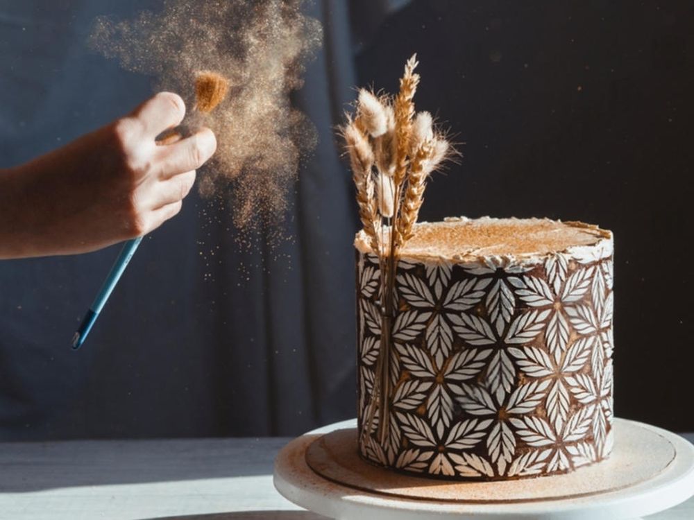 edible glitter for cakes